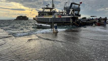 Erdek&rsquo;te lodos: Dalgalar, denizle karayı birleştirdi