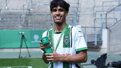 Fenerbah&ccedil;e ve Galatasaray'ın istediği 17 yaşındaki yıldız kararını verdi