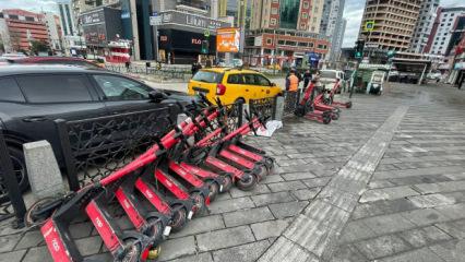 Fırtına u&ccedil;urdu: B&uuml;feler yerle bir oldu, ağa&ccedil;lar devrildi, y&uuml;r&uuml;mek imkansız hale geldi
