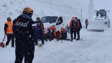 Hakkari'de &ccedil;ığ altında kalanlar kurtarıldı