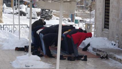 &ldquo;Hava isterse -30 derece olsun&rdquo; dediler cuma namazını dışarıda kıldılar
