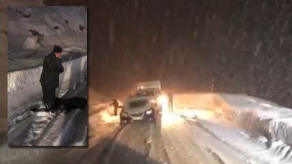 Hakkari'de kar esareti: Fırtınaya aldırış etmeden karlar &uuml;zerinde namaz kıldı