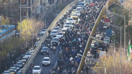 İran'da protestolar s&uuml;r&uuml;yor: 4 &ouml;l&uuml;, 17 yaralı, 30 g&ouml;zaltı