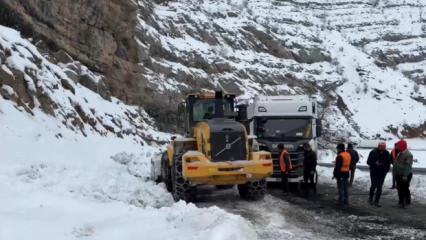 Kar yolları kilitledi: Y&uuml;zlerce ara&ccedil; yollarda mahsur kaldı