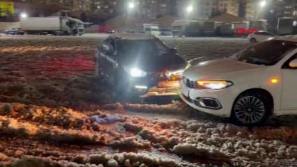 Karlı zeminde drift yapan s&uuml;r&uuml;c&uuml;lerin kaza anları kameralara yansıdı