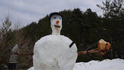 Kozan&rsquo;da kar keyfi: Kardan adama sucuk ekmek ve şalgam ikram ettiler