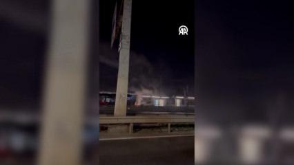 K&uuml;&ccedil;&uuml;k&ccedil;ekmece'de metrob&uuml;s alevlere teslim oldu! Yolcular &ouml;l&uuml;mden d&ouml;nd&uuml;