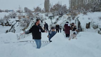 Muradiye Şelalesi kış manzarasıyla ziyaret&ccedil;ilerin ilgi odağı oldu