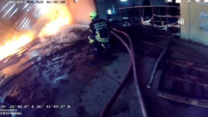 Narenciye fabrikasında &ccedil;ıkan yangına, &ccedil;ok sayıda ekip m&uuml;dahale etti