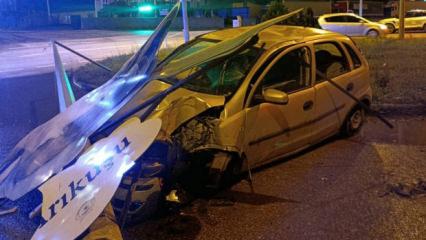 Otomobil aydınlatma direğine &ccedil;arptı: 3 yaralı