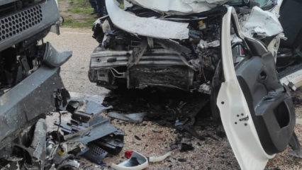 Otomobil, park halindeki TIR'a &ccedil;arptı: 2 &ouml;l&uuml;, 1 yaralı