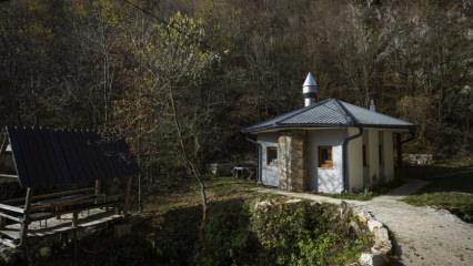 Bosna Hersek'te 16 metrekarelik cami ziyaret&ccedil;ilerin ilgi odağı oldu