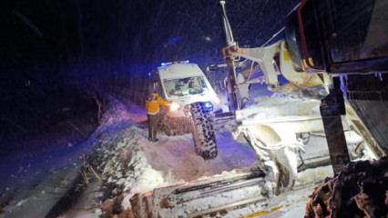 Sağlık ekipleri greyder eşliğinde 1 yaşındaki Mina'ya ulaştı