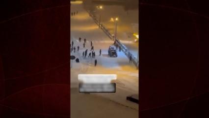 Siirt'te devriye gezen ekiple vatandaşların kar topu eğlencesi g&uuml;ld&uuml;rd&uuml;