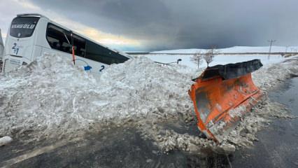 Van'da feci kaza! Kar k&uuml;reme aracına &ccedil;arpan yolcu otob&uuml;s&uuml; kara saplandı: 11 yaralı