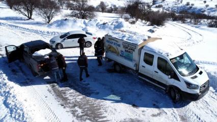 Yer: Elazığ! Karlı yolları a&ccedil;ıp sahipsiz hayvanları besliyorlar