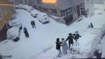 Yer: İstanbul! Karda kayan kamyonet kar topu oynayan &ccedil;ocukları altına aldı!