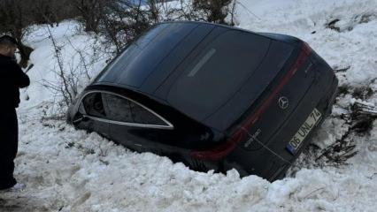 Yoldan &ccedil;ıkan l&uuml;ks ara&ccedil; kara saplandı