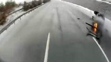 Aşırı hız ve gizli buzlanma faciayı getirdi: Duvara &ccedil;arpan ara&ccedil; alev topuna d&ouml;nd&uuml;