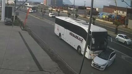 Manisa'da yolcu otob&uuml;s&uuml; otomobili 50 metre s&uuml;r&uuml;kledi: 1&rsquo;i &ccedil;ocuk 3 yaralı