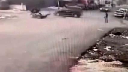 Kavşakta ortalık karıştı: Ara&ccedil; motora, motor yayaya &ccedil;arptı