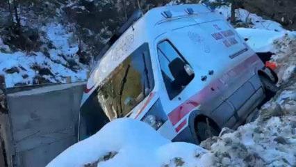 Adana&rsquo;da buzlanma nedeniyle kayan ambulans şarampole d&uuml;şt&uuml;