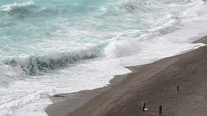 Antalya'da dalgaların boyu 1,5 metreyi buldu!