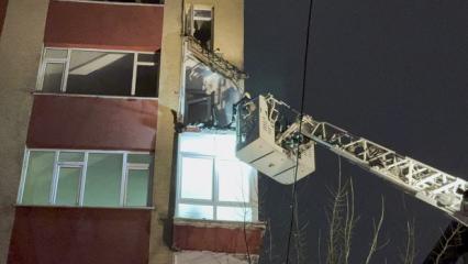 Bah&ccedil;elievler'de korkutan anlar: 6 katlı binanın 2 balkonu &ccedil;&ouml;kt&uuml;!
