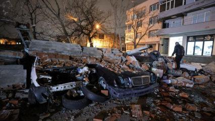 Bursa'da fırtına duvarı ara&ccedil;ların &uuml;st&uuml;ne devirdi