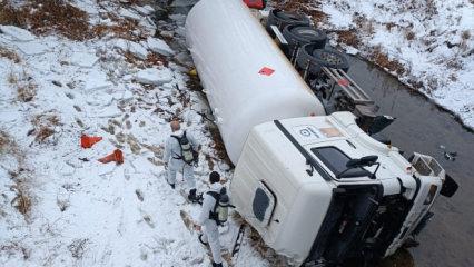 Faciadan d&ouml;n&uuml;ld&uuml;: LPG y&uuml;kl&uuml; tanker dere yatağına d&uuml;şt&uuml;