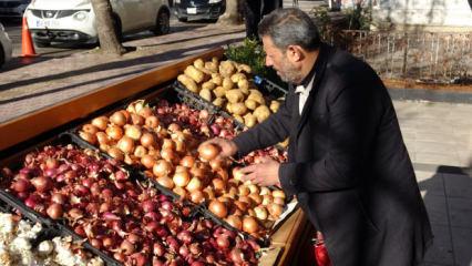 Gaziantep&rsquo;te manavdan soğan alan gen&ccedil;ler, davranışları ile duygulandırdı