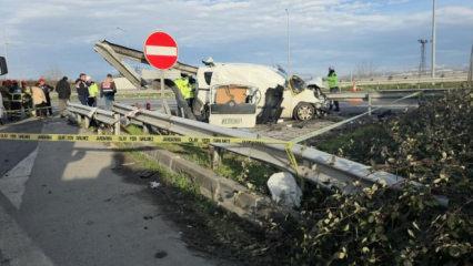 Bariyerlere saplandı, 2 kişi hayatını kaybetti