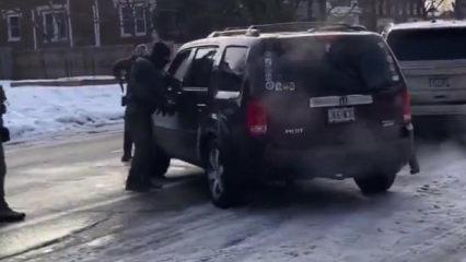 ICE polisi g&ouml;&ccedil;men operasyonunu izleyen kadını yakın mesafeden vurdu