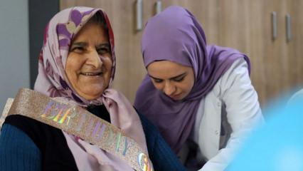 Mutluluğu g&ouml;r&uuml;lmeye değer: İlk doğum g&uuml;n&uuml;n&uuml; 77 yaşında kutladı