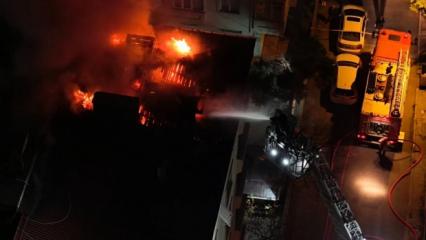 İstanbul'da 5 katlı binanın &ccedil;atısında yangın