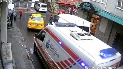 Bayrampaşa'da bir &ccedil;ocuğun ambulansa yol a&ccedil;mak i&ccedil;in trafiği y&ouml;nlendirmesi kamerada