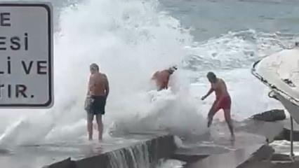 Kadık&ouml;y'de lodosun vurduğu y&uuml;z&uuml;c&uuml;ler kayalıklara savruldu, bacakları kırıldı
