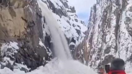 Kara yoluna &ccedil;ığ d&uuml;şt&uuml;! Yol ulaşıma kapatıldı