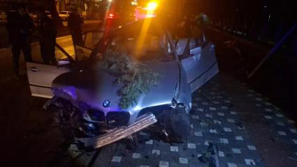 Kontrolden &ccedil;ıkan otomobil ağaca &ccedil;arptı: 2 ağır yaralı