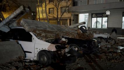 Kuvvetli r&uuml;zgar nedeniyle devrilen duvar ara&ccedil;ları perte &ccedil;ıkardı