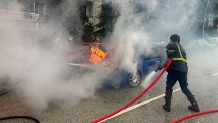 Seyir halindeki otomobil alev alev yandı