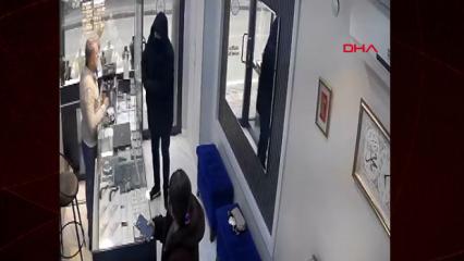 Silahla soyguna gelen hırsız kuyumcudan azar yiyince topukladı