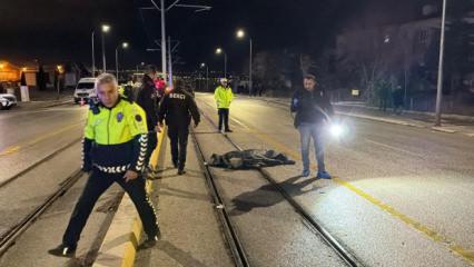 Tramvaydan inen yolculara otomobil &ccedil;arptı: 3 vatandaş &ouml;ld&uuml;! Kahreden detay