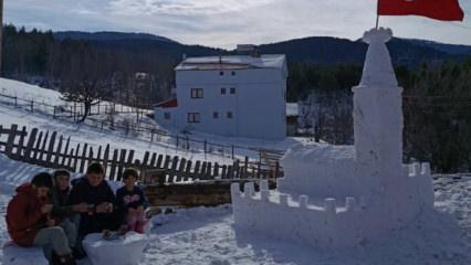 Sivas&rsquo;ta bir baba &ccedil;ocukları i&ccedil;in kardan Kız kulesi yaptı