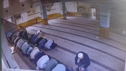 Camide namaz kılan komşusunu &ouml;ld&uuml;ren sanıktan kardeşine tehdit