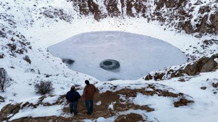 G&uuml;neşin konumuna g&ouml;re renk değiştiriyordu! Soğuk havanın etkisiyle dondu