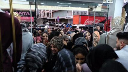 Yarı fiyat kampanyası izdihama yol a&ccedil;tı