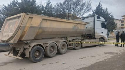 Yere d&uuml;şen c&uuml;zdanını almak istemişti: Ankara'da yaşlı kadın kamyonun altında kaldı