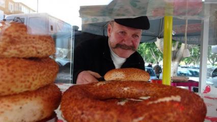 Yeşil&ccedil;am'ın &uuml;nl&uuml; ismi simit satarak ge&ccedil;iniyor!