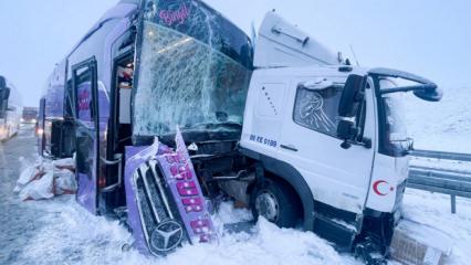Yolcu otob&uuml;s&uuml; kamyona &ccedil;arptı: Yaralılar var
